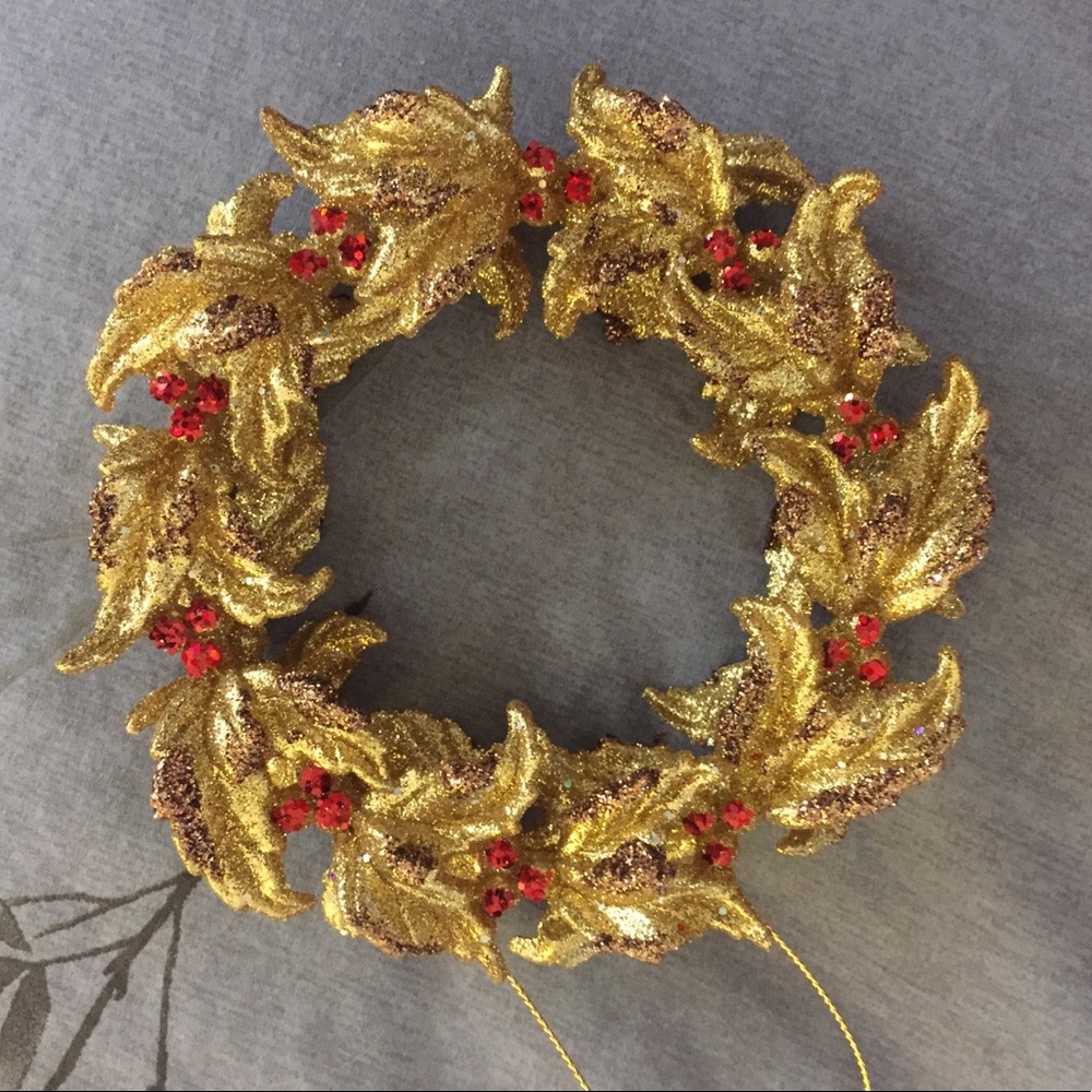Pretty hanging mini wreath